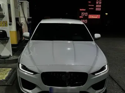 Używany Jaguar XE R-Dynamic 250 KM (183 kW) 2020 Biały Sedan/Limuzyna