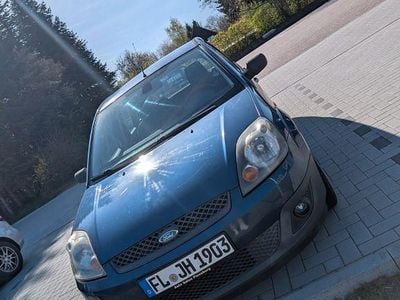Second-hand Ford Fiesta Ambiente 69 CP (50 kW) 2007 Albastru Hatchback