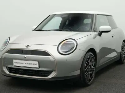 Occasion Mini Cooper Favoured 135 kW (184 PK) 2024 Grijs Hatchback