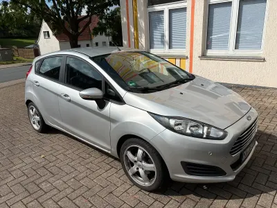 Gebraucht Ford Fiesta 95 PS (69 kW) 2014 Silber Kleinwagen