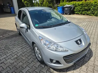 Gebraucht Peugeot 207 Premium 95 PS (69 kW) 2010 Silber Limousine