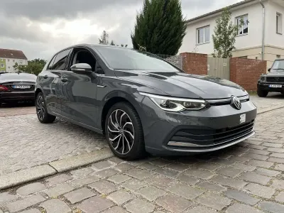 Używany VW Golf VIII Style 131 KM (96 kW) 2021 Szary Sedan/Limuzyna