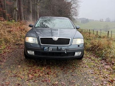 Grau Gebraucht 2004 Skoda Octavia Ambiente Limousine | 1.950 € (Etwas zu teuer)