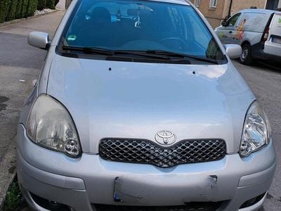 Gebraucht Toyota Yaris 65 PS (47 kW) 2005 Silber Limousine
