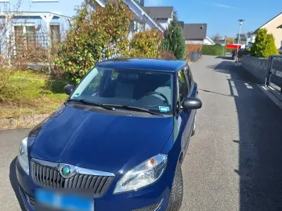 Gebraucht Skoda Fabia 60 PS (44 kW) 2012 Blau Limousine