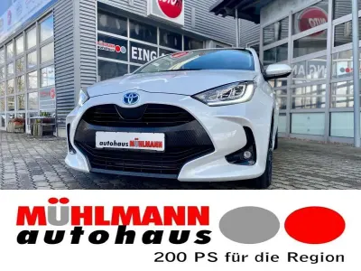Gebraucht Toyota Yaris Hybrid Team 116 PS (85 kW) 2022 Platinum white pearl mc. Kleinwagen