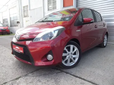 Gebraucht Toyota Yaris Hybrid Club 75 PS (55 kW) 2013 Rot Kleinwagen