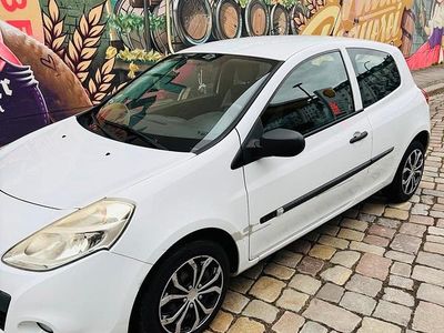 Gebraucht Renault Clio II 75 PS (55 kW) 2009 Weiß Kleinwagen
