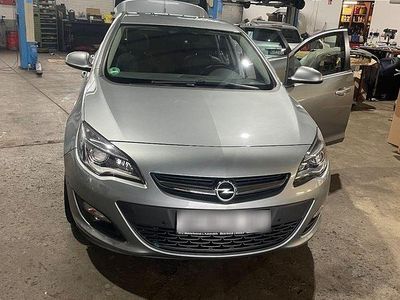 Gebraucht Opel Astra Edition 140 PS (102 kW) 2014 Silber Kombi