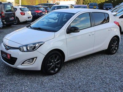 Gebraucht Hyundai i20 Edition 86 PS (63 kW) 2014 Pure white / sol Kleinwagen