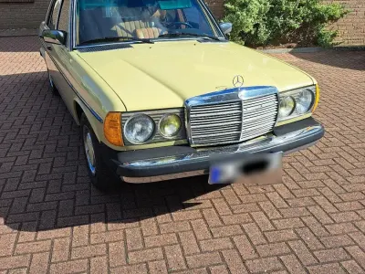 Gebraucht Mercedes 300 80 PS (58 kW) 1978 Gelb Limousine