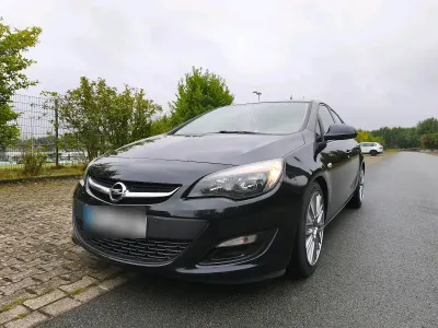 Gebraucht Opel Astra 140 PS (102 kW) 2013 Schwarz Limousine