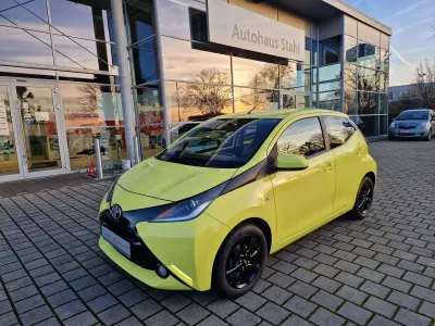 Gebraucht Toyota Aygo X-play 69 PS (50 kW) 2017 Dynamic yellow Kleinwagen