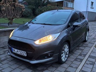 Grau Gebraucht 2017 Ford Fiesta ST-Line Limousine | 9.400 € (Guter Preis)