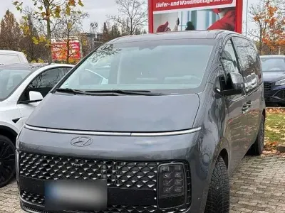 Gebraucht Hyundai Staria Signature 177 PS (130 kW) 2023 Grau Van / Kleinbus