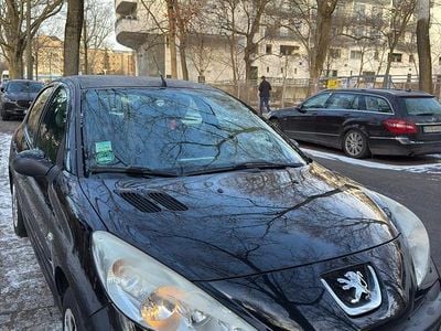 Gebraucht Peugeot 206+ 74 PS (54 kW) 2011 Schwarz Kleinwagen