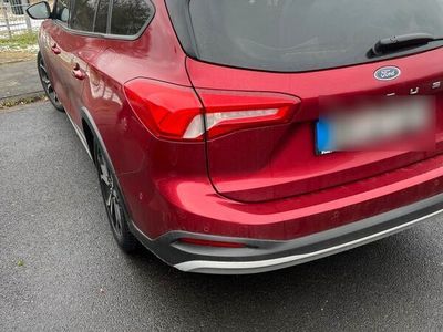 gebraucht Ford Focus Turnier active in Ruby rot
