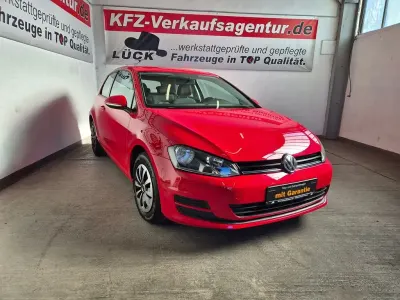 Gebraucht VW Golf VII Trendline 86 PS (63 kW) 2015 Rot Limousine