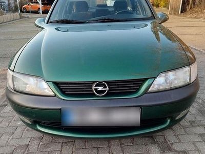 Usado Opel Vectra 136 HP (100 kW) 1997 Verde Sedan