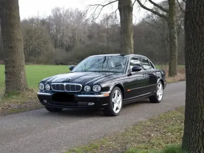 Käytetty Jaguar XJ8 298 HP (219 kW) 2004 Musta Sedan