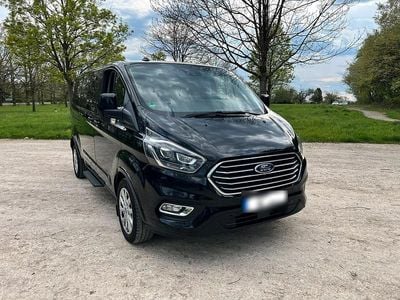 Second-hand Ford Tourneo Titanium 131 CP (96 kW) 2020 Negru Monovolum