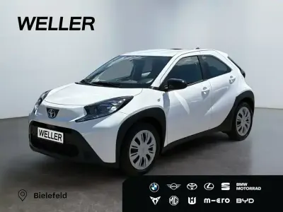 Gebraucht Toyota Aygo Play 72 PS (52 kW) 2023 Super (pure) white ii (weiss) Kleinwagen
