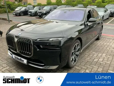 Gebraucht BMW 750e 489 PS (359 kW) 2023 Saphirschwarz metallic Limousine