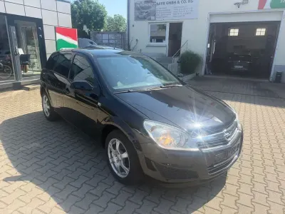 Gebraucht Opel Astra Edition 116 PS (85 kW) 2009 Schwarz Limousine