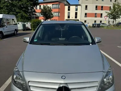 Gebraucht Mercedes B180 122 PS (89 kW) 2012 Silber Van / Kleinbus
