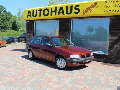 Gebraucht Opel Astra 75 PS (55 kW) 1996 Rot Limousine