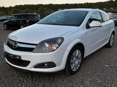 Usata Opel Astra GTC 120 CV (88 kW) 2009 Bianco Coupé