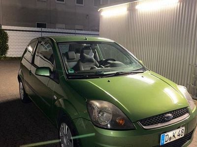 Second-hand Ford Fiesta 69 CP (50 kW) 2005 Verde Hatchback