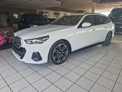 Gebraucht BMW 520 M Sport 197 PS (144 kW) 2024 Weiß Kombi