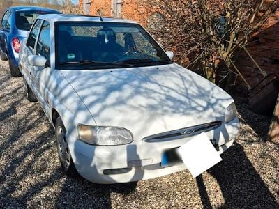 Gebraucht Ford Escort 90 PS (66 kW) 1996 Weiß Limousine