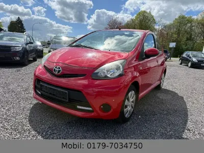 Gebraucht Toyota Aygo 68 PS (50 kW) 2013 Rot Kleinwagen