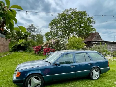 Używany Mercedes E230 1990 Niebieski Kombi