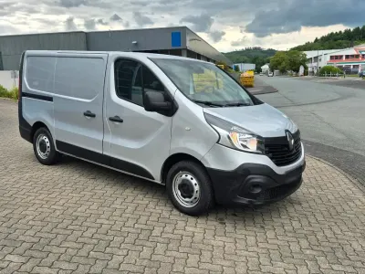 Gebraucht Renault Trafic 90 PS (66 kW) 2015 Silber Van / Kleinbus