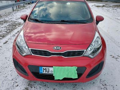 Rot Gebraucht 2013 Kia Rio Limousine | 5.800 € (Teuer)