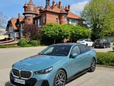 Gebraucht BMW 550e Performance 313 PS (230 kW) 2025 Grün Limousine