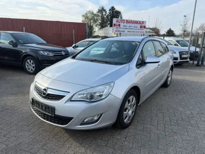 Używany Opel Astra Design Edition 95 KM (69 kW) 2011 Srebrny Kombi
