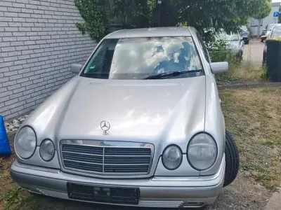 Gebraucht Mercedes E200 Elegance 136 PS (100 kW) 1999 Silber Limousine