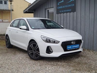 Gebraucht Hyundai i30 Select 120 PS (88 kW) 2017 Weiß Limousine
