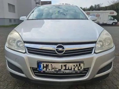 Używany Opel Astra Edition 90 KM (66 kW) 2007 Srebrny Sedan/Limuzyna