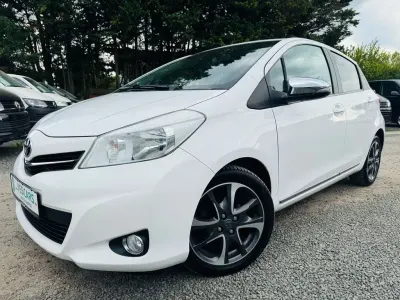 Gebraucht Toyota Yaris 99 PS (72 kW) 2014 Super (pure) white ii Kleinwagen