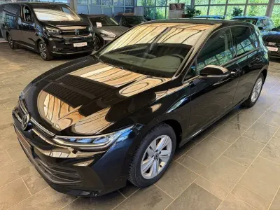 Gebraucht VW Golf VIII Life 150 PS (110 kW) 2025 Schwarz Limousine