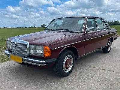 Gebraucht Mercedes E230 136 PS (100 kW) 1982 Rot Limousine