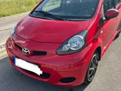 Gebraucht Toyota Aygo 68 PS (50 kW) 2011 Rot Kleinwagen