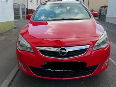 Używany Opel Astra Innovation 100 KM (73 kW) 2011 Czerwony Hatchback