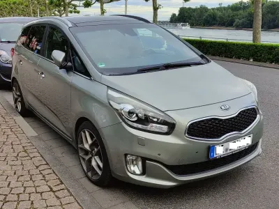 Gebraucht Kia Carens Spirit 141 PS (103 kW) 2016 Silber Van / Kleinbus