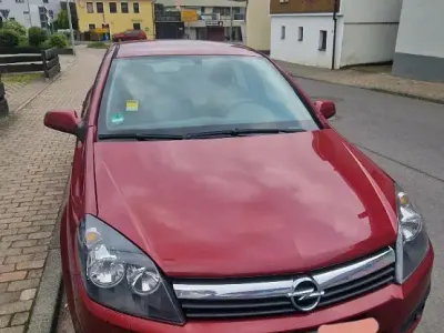 Używany Opel Astra 90 KM (66 kW) 2006 Czerwony Sedan/Limuzyna